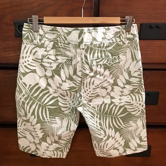 2/$15 Women's Size 5 Green and White Tropical Style Bermuda Shorts - Picture 3 of 6